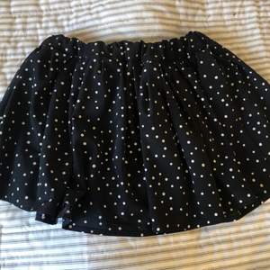Fin härlig kjol som tyvär inte kommer till användnig längre! (Skriv för fler bilder eller pris) 60 + frakt 