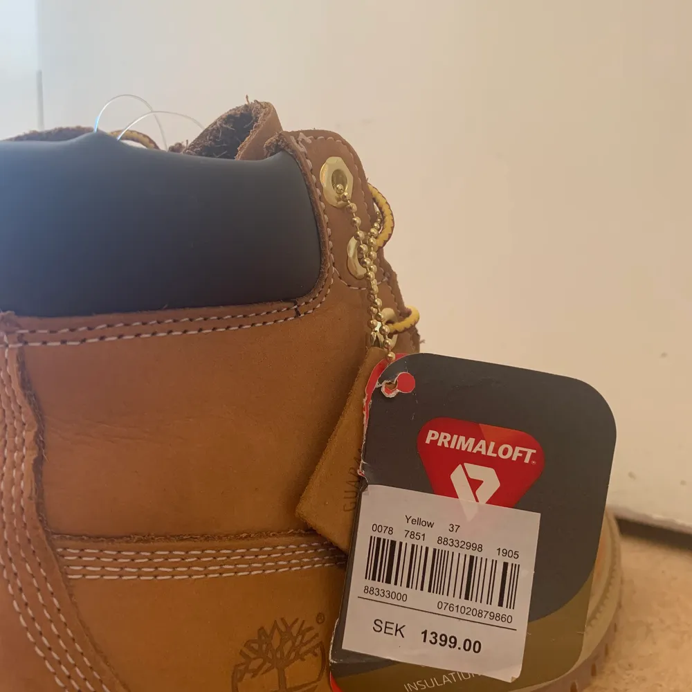 Helt nya skor från Timberland. Aldrig använt de alltså helt nya. Prislapp är kvar. Nypris 1399kr säljer den för 650❣️storleken är 37 . Skor.