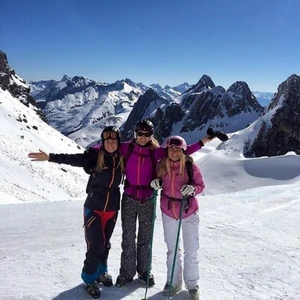 Snygg Peak skidjacka  - Skön skidjackan som är superbekväm och funktionell med både snölås, massa fickor för bl.a. liftkort. Storlek M/L, jag är själv en s/m men tycker det är nice med en jacka som man kan få plats med tröjor under. Lite dåligt ljus på bilden men den är superfin och har älskat den men är nu sugen på en annan färg. 