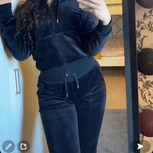 Joucy cuture/svart - Hej, säljer mitt svarta Joucy cuture set i storlek S både byxa och kofta för 1400kr. Dessa är köpta ifrån Jackie och använda ett fåtal gånger. De är väldigt rena och så gott som i nyskick. Det är bara att skriva vid intresse💞
