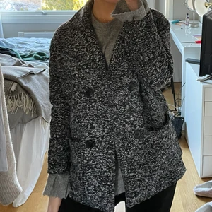 Asball kappa - Säljer denna korta mönstrade kappan 🤍 kappan är köpt på sellpy och är från början från Sans Souci. Den är i bra skick och passar asbra nu till våren!! 