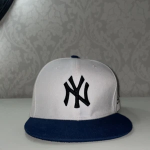 New era keps - Säljer min vit/blåa New era keps. Som används 2-3 gånger. Storlek S/M. Kom privat för frågor o mer bilder