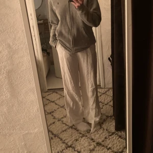 Linnebyxor - Linnebyxor från H&M i jättebra skick verkligen, säljer då de är för tajta i midjan på mig