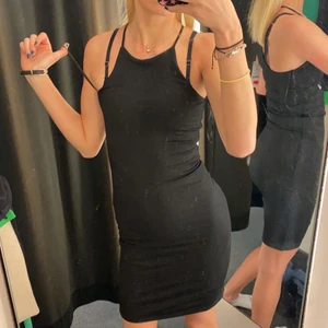 Klänning - Säljer denna supersnygga klänning från gina! Perfekt till fest, middag, eller till sommaren! Aldrig använd, endast köpt och hängt här hemma. Har bh på bilden vilket man egentligen ej ska ha💗