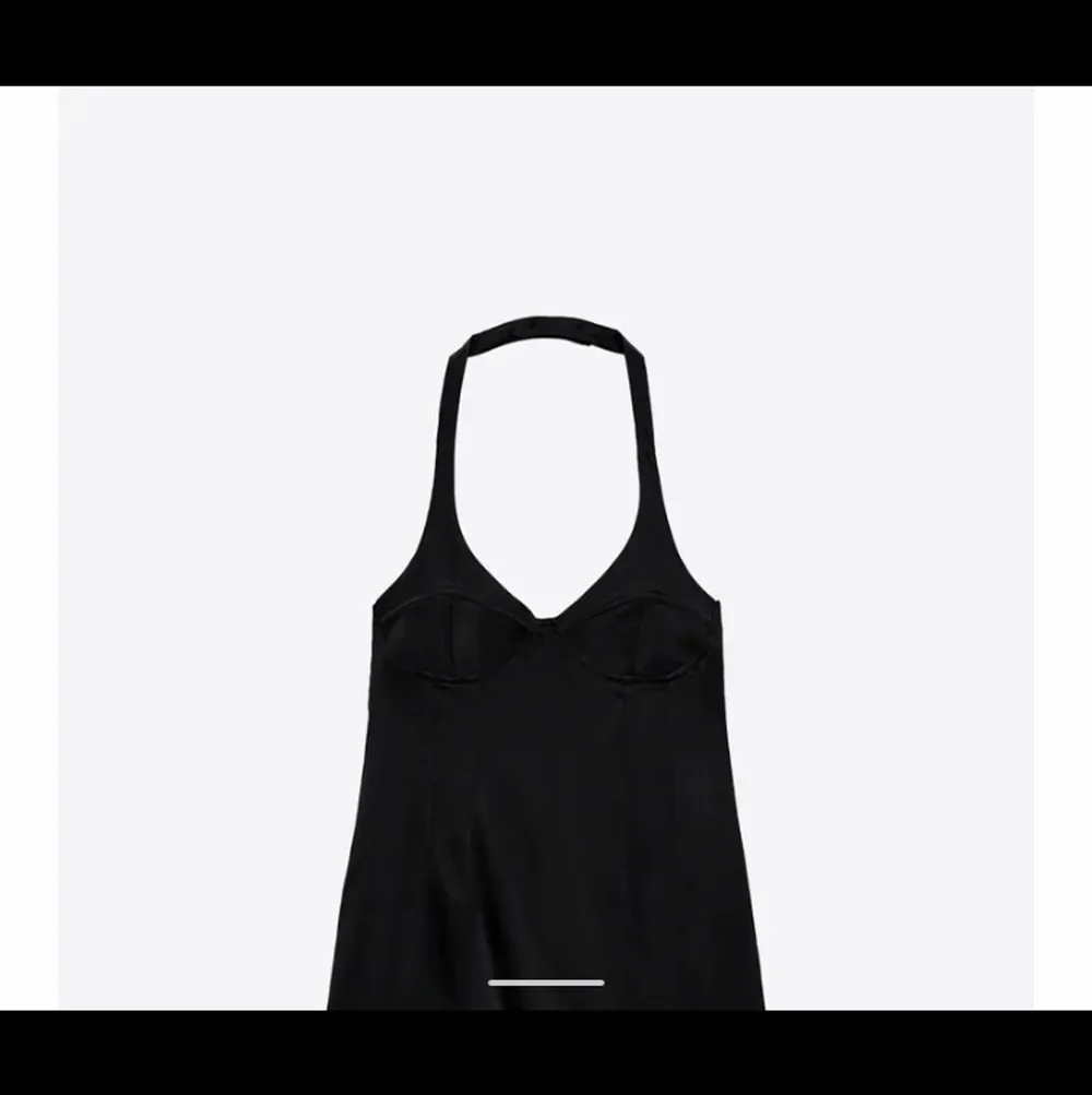 En så fin svart klänning i glättat tyg från Zara med ”kupdetaljer” i storlek M men skulle nog säga att storleken beror helt på bröst storlek, och klänningen för övrigt mer är typ en S💕Prislapp är kvar. Klänningar.