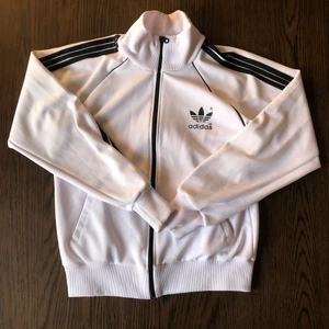 Adidas tracktop  - Skitsnygg adidas tracktop som är lite liten på mig, storlek S i jätte bra skick. Den är schysst helt enkelt.