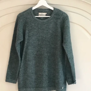 Grön stickad tröja  - Säljer då jag bara använt den en gång. Köpt på Erikshjälpen och endast använd (av mig) en gång. Tröjan skickas såklart tvättad och strykt! Storlek S men passar M då tyget är ganska stretchigt. Tröja är mer grön i verkligheten.