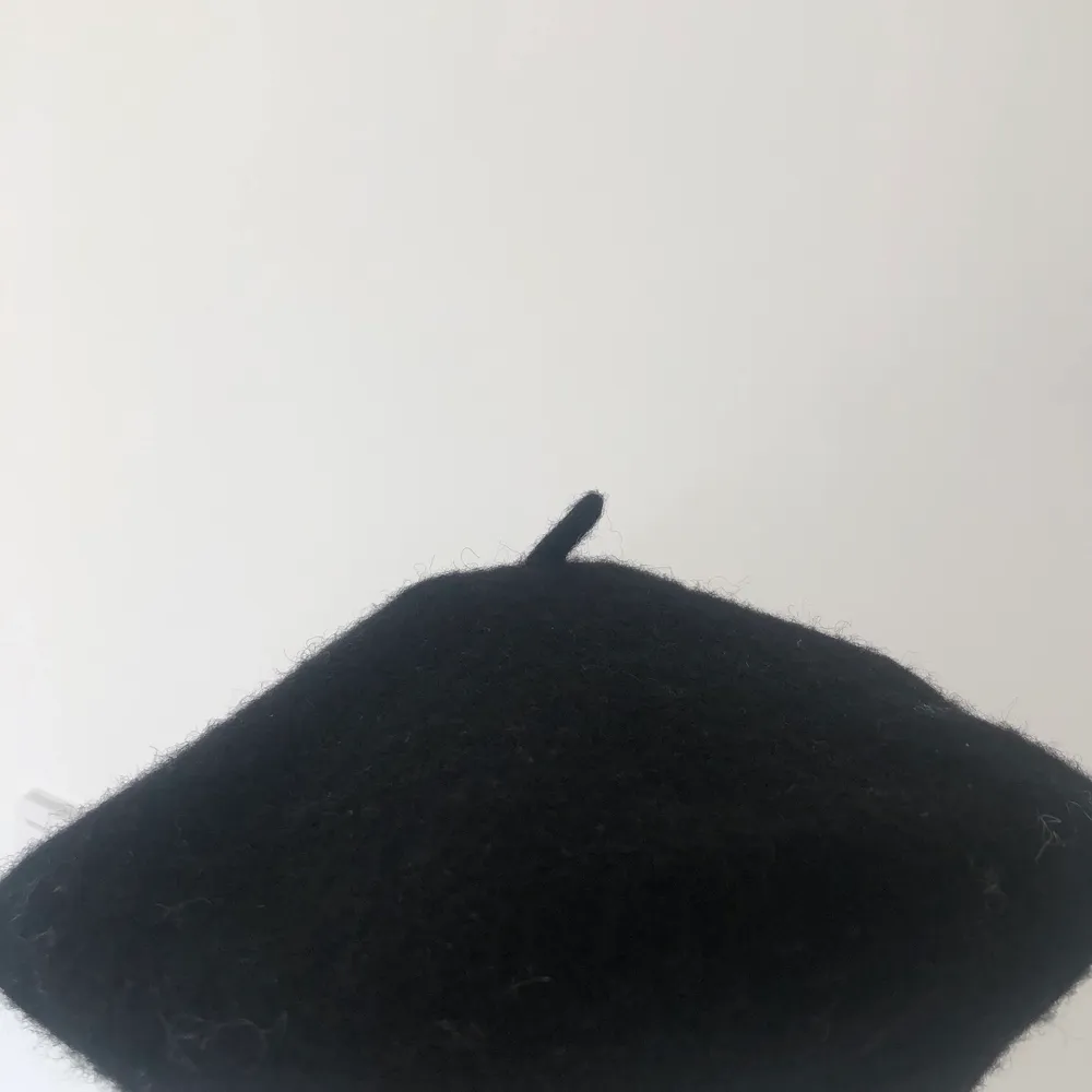 Säljer en svart basker från H&M! Storlek står tyvärr ej men skulle säga att det är en ”S”. Har använt 1 gång. Säljer för att den inte används och vore kul om den kom till användning! . Övrigt.