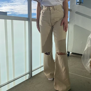 Beige raka byxor - Superfina ripped raka byxor från bershka. Knappt använd så helt nyskick. Är lite för långa för mig så skulle passa en 165 cm lång tänker jag. Frakt tillkommer men kan även mötas upp. Kontakta gärna vid frågor 🦋🦋