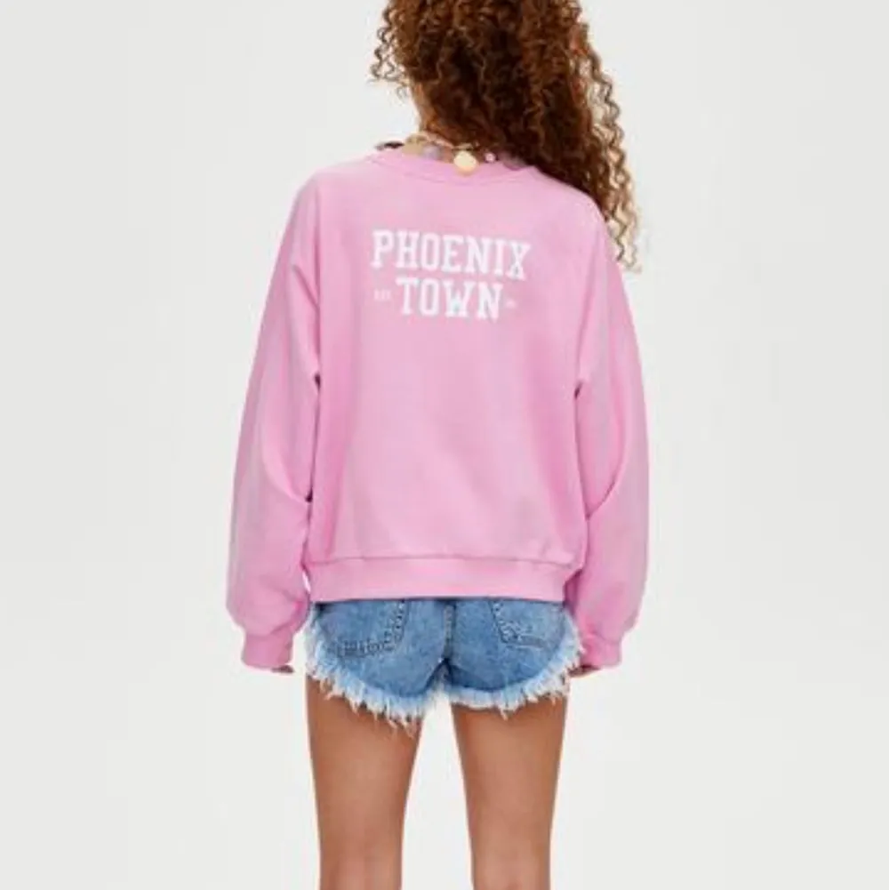 rosa sweatshirt med vitt tryck fram och bak, fint skick💞. Tröjor & Koftor.