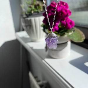 Rå ametist halsband  - Ametist är lugnande för kropp och själ och det hjälper oss släppa taget om stress samt att det kan användas som en skyddande barriär mot negativa energier. Chakra: Hjässa