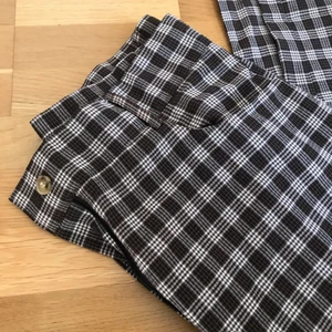 Rutiga byxor - Coola rutiga byxor i gammaldags stil. För små för mig dessvärre! Frakt tillkommer 🧹