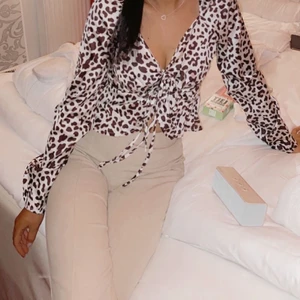 Festtopp - Säljer denna fina fest topp ,storlek S då jag håller på o rensar mina kläder och måste bli av med en del 