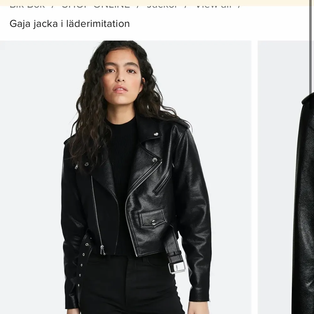 Köpte denna jacka för cirka 1år sedan och den är använd bara några få gånger och är därmed i nyskick. Jag köpte den för 600kr i butik. Första bilden är hur den sitter på mig och andra bilden är på modellen. . Takit.
