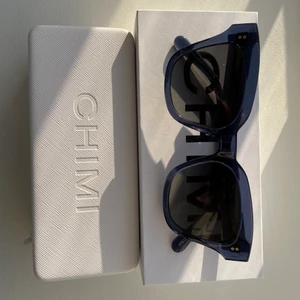 Chimi eyewear - Säljer min helt oanvända solglasögon från chimi! De köptes för 3 veckor sen men var inte riktigt min stil. Dem är i färgen blue modell 07. Man får även med en chimi tygväska om man köper solglasögonen!😎