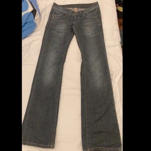 Blåa Lågmidjade vero moda Bootcut jeans - Jag säljer mina blåa lågmidjade vero moda bootcut jeans för de ej kommer till andvändning. De har cool söm på bakfickorna ❤️frakt tillkommer❤️