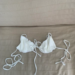 VIT & RÖD BIKINI - Säljer min vita & röda bikinitopp från Shein, satt inte riktigt som jag ville. Köp 1 för 30 elr båda för 50! 💓💓💓💓