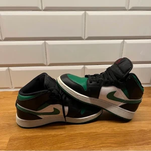 Jordan 1  - Säljer mina snygga Jordan 1 i storlek 39. Säljer pga att dom inte riktigt passar mig. Budgivningen avslutas 29 mars