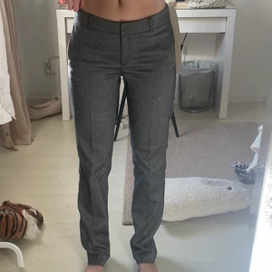 Lågmidjade kostymbyxor - Knappt använda säljer pga lite stora för mig, är vanligtvis 32. Skulle säga att de passar 34. Bra på mig i längden som är ca 170⭐️