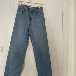 Levis Ribcage straight  - Levis Ribcage i w29 l29, så fina och inte slitna alls! Dåligt ljus på min bild, kan mötas upp i Uppsala eller skicka!