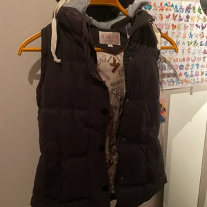 Puffar väst - Säljer min puffer väst för inte sågott som aldrig använt den , man kan ta av luvan och den är M men skullenockdp passa S :) 