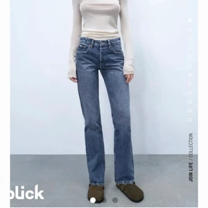 Mid rise zara jeans  - Säljer dessa slutsålda midrise zara jeans! Köpta för ungefär ett år sen. Använda väl men dem är i bra skick💞