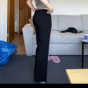 Lågmidjade kostymbyxor från Zara - Uppsydda i storlek XS, lite större i stolen så åker ner på höften💗