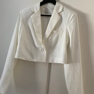 Nelly Croppad Blazer - Säljer min oanvända blazer i storlek 34, då den aldrig kommit till någon användning. Prislapp sitter fortfarande kvar och den är i nytt skick. Köparen står för frakten 🥰