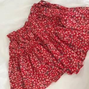 Kjol  - Röd kjol med justerbar midja