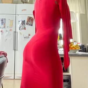 Här har vi en fint röd klänning som är body. Den är verkligen anpassat till alla, bekvämt och använd bara 1 gång. 