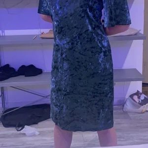  En slags grön klänning  - En grön klänning väldigt fin färg, son sakt e inte förtjust i klänningar längre