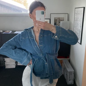 Jeansjacka - Sötaste jeansjackan/skjortan, kommer inte till användning och därav säljer jag den❤️