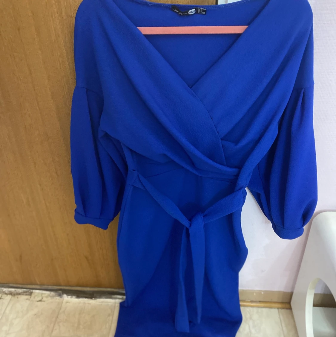 Blå omlottklänning