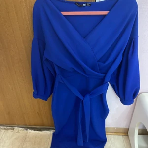 Blå omlottklänning - Använd 1-2 gånger, bra skick men trådar har lossnat längst upp vid kragen (osynligt) strlk 12