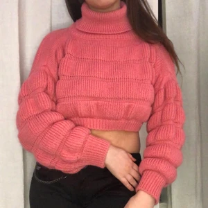 stickad turtleneck y2k - cropped turtleneck tröja med puffiga armar. köptes i milano. storlek: passar S och M. möts upp i stockholm eller fraktar. 🛍