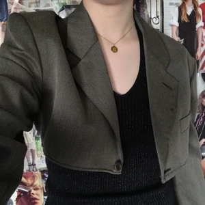 KORT KAVAJ - Ascool kort brun kavaj som jag hitta secondhand🌻 den är omsydd från en längre kavaj och har en liten svart fläck på framsidan. det står ingen storlek men skulle gissa på M🖤🖤 priset går att diskutera och frakt ingår inte i priset💛