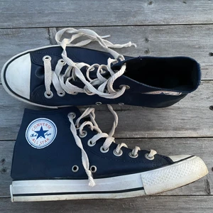 Läder Converse  - Ett par knappt använda läder- convers då jag växt ut dom. Skorna går att tvätta upp! Budgivning vid många intresserade. Skriv privat om du skulle vilja ha fler bilder på skorna. 