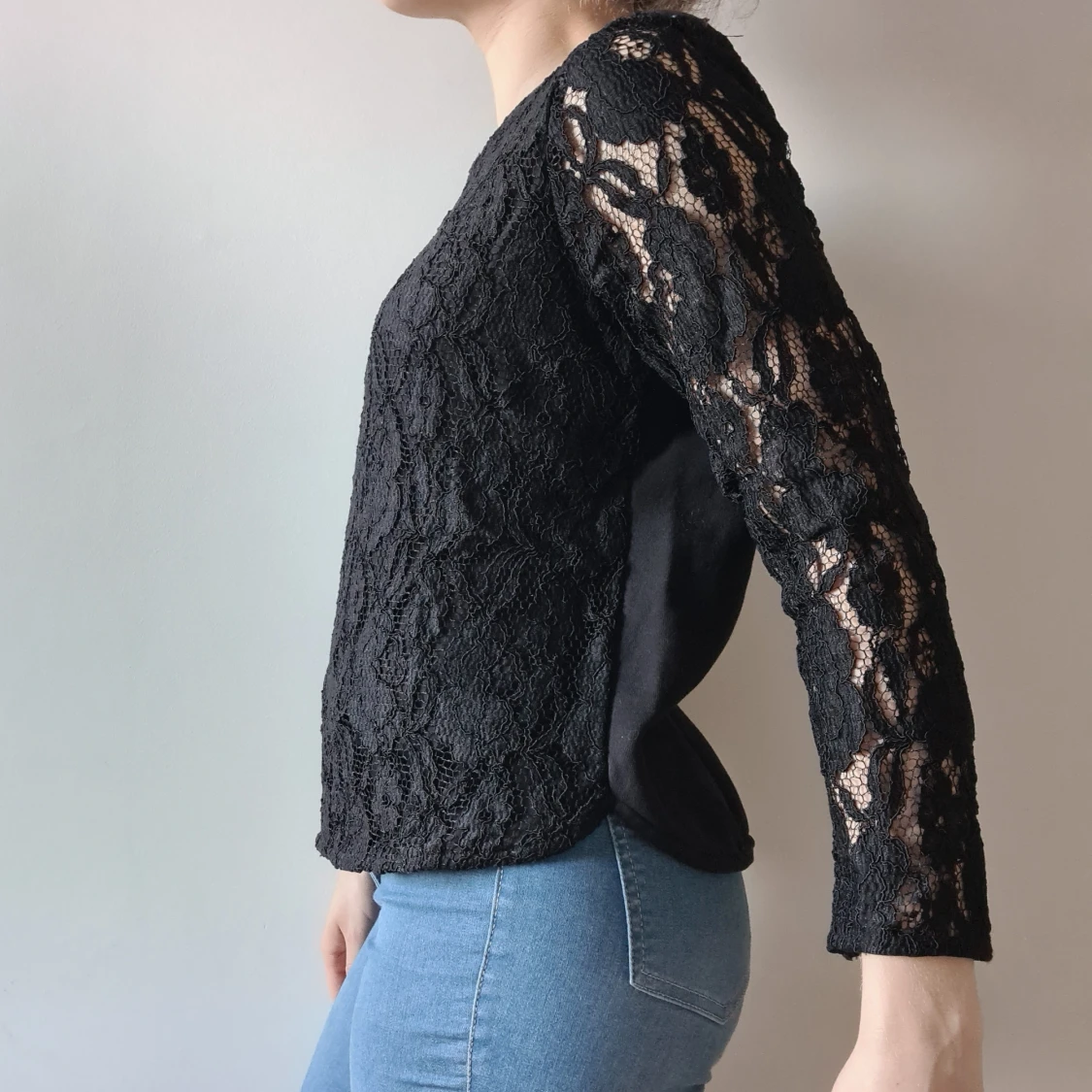 Svart långärmad topp med spetsärmar - 90