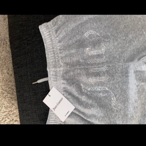 Gråa Juicy Couture Byxor storlek Xs - Helt nya, säljer de på grund av att de va små för mig. (Kan gå ner i pris vid snabb affär)
