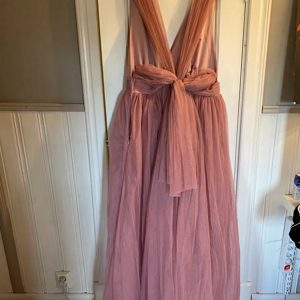 Balklänning från asos i storlek 44/XL. Lappen sitter kvar, säljer den då jag hittade en annan klänning. Klänningar.