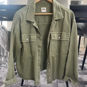 Jeansjacka - Jättesnygg och populär jeansjacka från zara. Storlek M men passar även S!💕💕