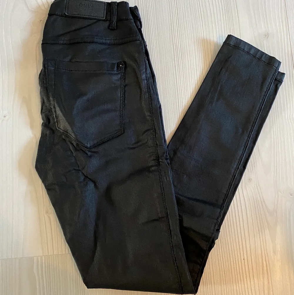 Fina svarta byxor i läderimitation. Strechiga. Köparen står för frakt. . Jeans & Byxor.