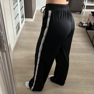 STILIGA MJUKISBYXOR  - Byxor med guldiga knappar på sidorna (går att öppna upp för slits hela vägen). Säljer pga för långa för mig (jag är 163)🥲 obeskrivligt sköna och bra skick!! 