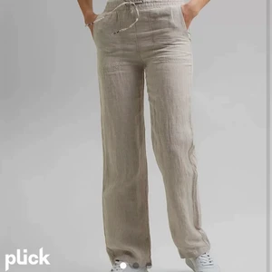 Linnebyxor - Super fina linnebyxor från esprit, köpta för 699kr. Som nya då det aldrig hann komma till användning. Jag är 170! Och på mig är det långa. Buda om ni är intresserade💕Det är slutsålda på hemsidan! Direkt köp 600kr
