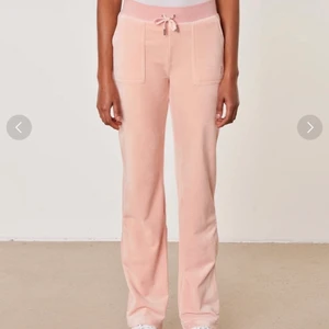 Juicy Couture byxor - Ljusrosa Juicy Couture byxor i storlek S. Byxorna är i fint skick och endast använt ett fåtal gånger!💕 Första bilden gör färgen mer rättvisa, skriv för fler bilder💗