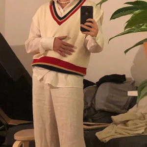 Stickad väst  - Snygg vintage väst med färgade detaljer! Unisex och passar alla stolekar beroende på önskad passform 👍 skicka meddelande för fler bilder,  betalning via swish! 