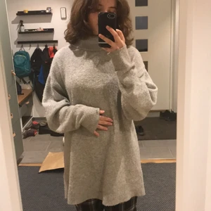 Tjock stickad hm tröja - Mysig tröja i grått , lång med polo krage :)
