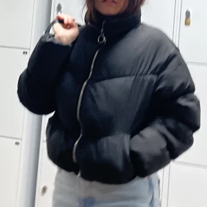Svart puffjacka - Säljare denna skit snygga puffiga jackan från bershka som jag har haft i ungefär 2 år. Det är ett hål i en av fickorna. Men det är inte synligt utifrån!  Köparen står för frakten