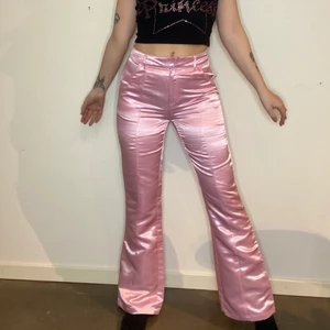 🌸Barbie Pants🌸 - Så coola byxor! Storlek small. Jag är 168 cm. Saknar en knapp men går lätt att sy på en. Därav sänkt pris 