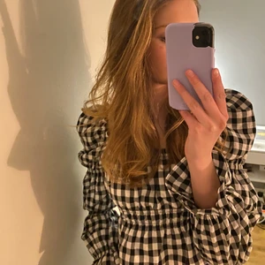 H&M topp - Säljer min jätte fina H&M topp då den inte kommer till användning💓 den är i storlek XS men är stretchig så skulle kunna passa större storlekar. Nästintill oanvänd så i fint skick! Hör av er för frågor eller fler biler🙌🏼